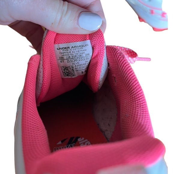 Under Armour Softball Baseball Cleats Kids Size 4 youth - Picture 9 of 9